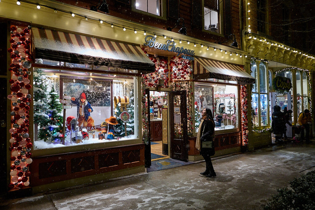 Turkish manti dumplings baked in a small black dish and topped with creamy yogurt sauce, chili oil, and fresh herbs, served with a spoon for sharing. The rich comforting presentation makes it a cozy and indulgent dish for valentine’s day in Canada.