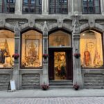 Streetview of shops in old town montréal where you can spend the long weekend.